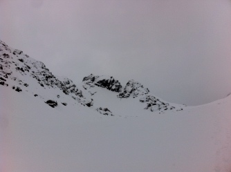Izquierda Cerro Rubillas, al medio su mirador y a la derecha portezuelo Cerro Punta Ventanas y ruta normal Sur.